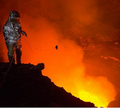 Девушка путешествует по миру ради извержений вулканов. Фото