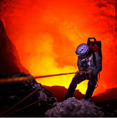 Девушка путешествует по миру ради извержений вулканов. Фото