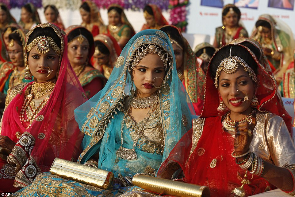 Сотни невест связали себя узами брака в Индии