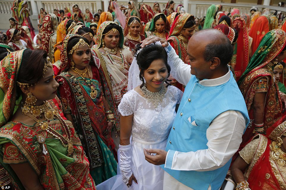 Сотни невест связали себя узами брака в Индии