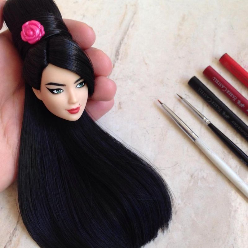 Бразильский художник дарит старым куклам прически и макияж