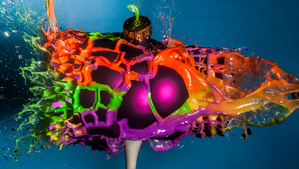 Алан Сэйлер взорвал разноцветные елочные игрушки