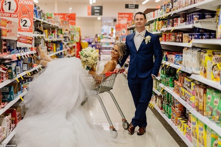 Пользователей удивила изысканная свадебная фотосессия в супермаркете
