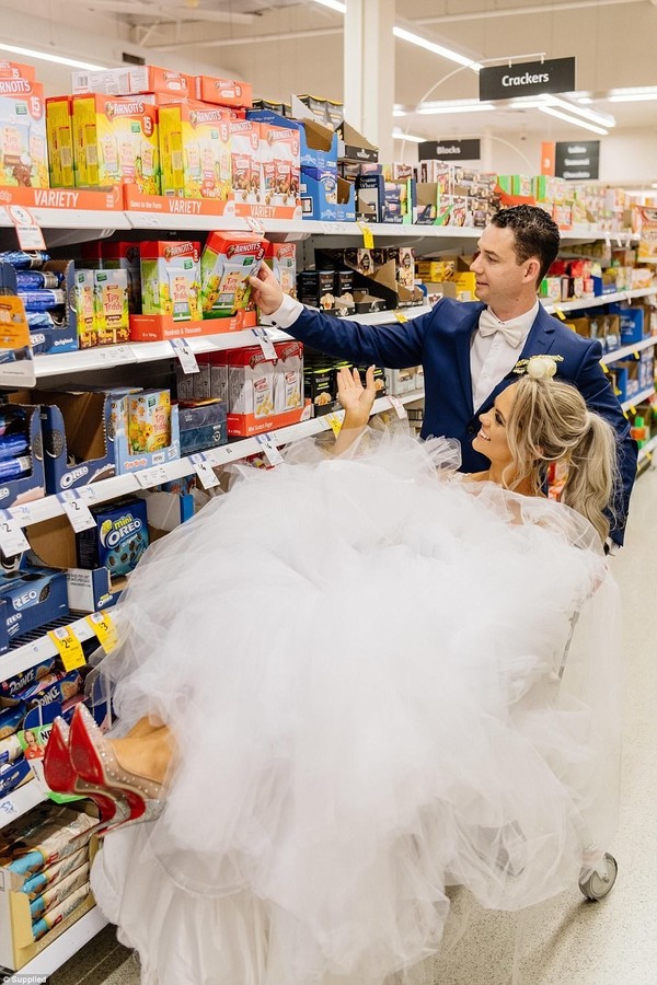 Время креатива: пара устроила свадебный фотосет в супермаркете