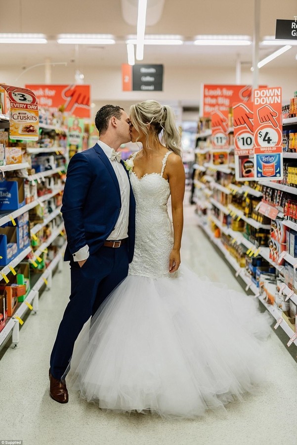 Время креатива: пара устроила свадебный фотосет в супермаркете