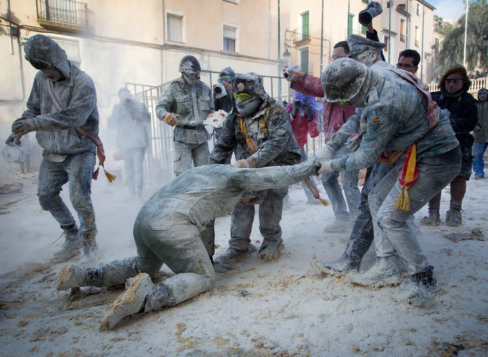 Традиционная битва мукой и яйцами в Испании