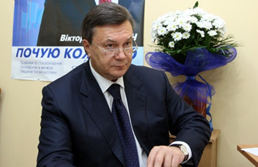 Янукович просит журналистов писать правду, но только не про него