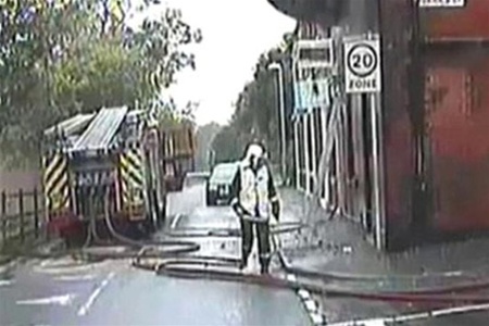 Пожарный чудом спасся от смерти, сделав шаг в сторону от рушащегося дома