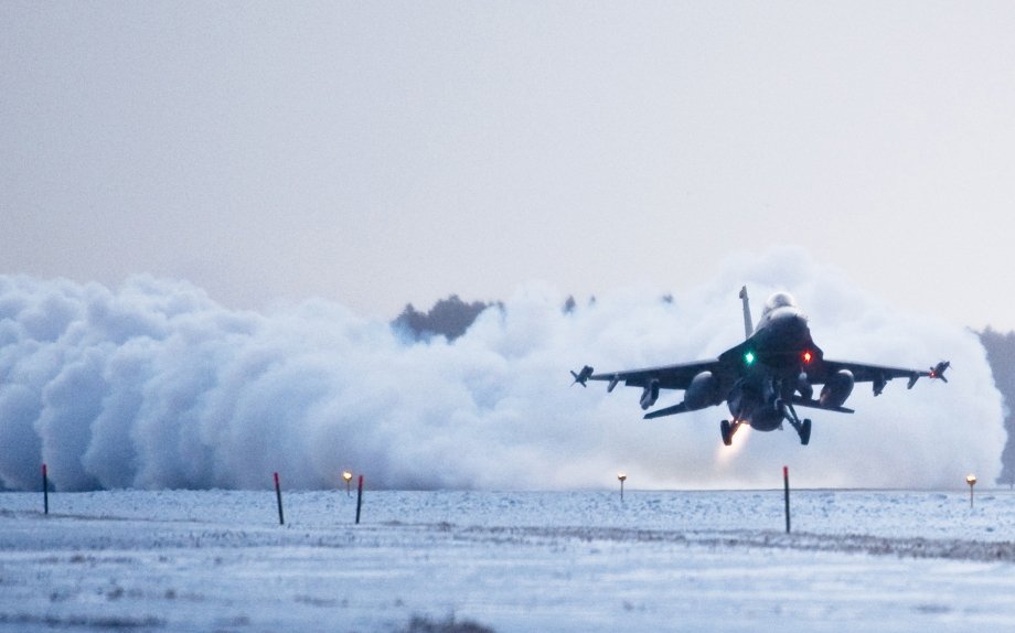 Военные самолеты зимой