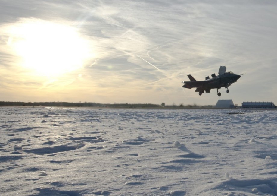 Военные самолеты зимой