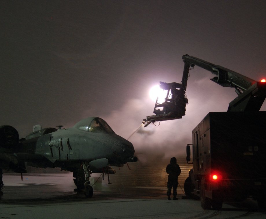 Военные самолеты зимой