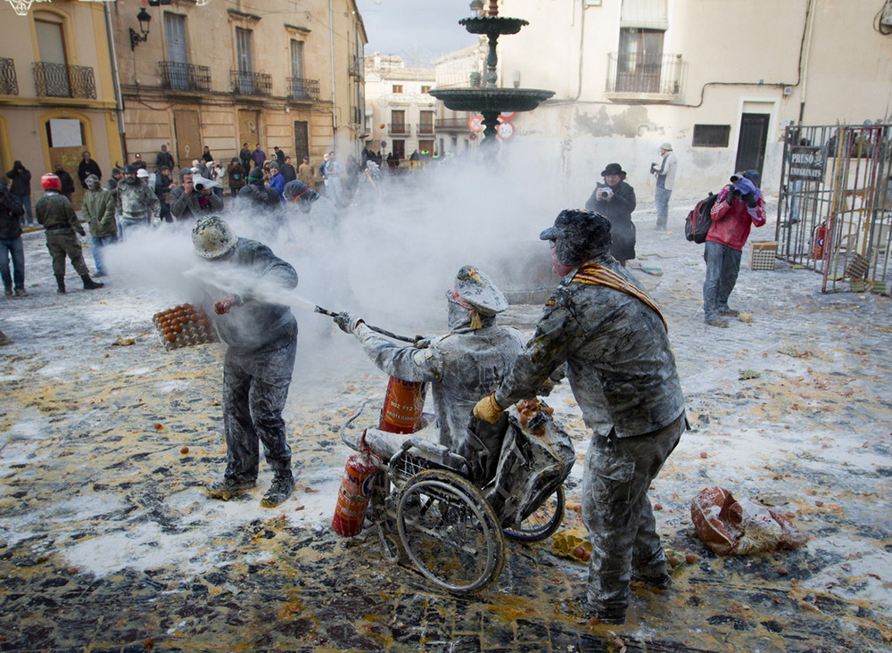 Традиционная битва мукой и яйцами в Испании