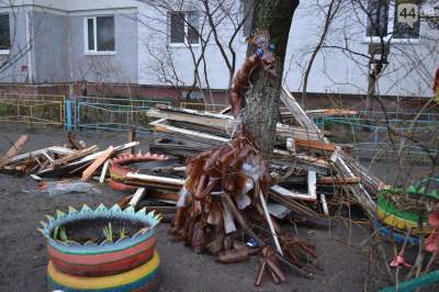 Сеть насмешили странные «арт-объекты» в дворах Киева