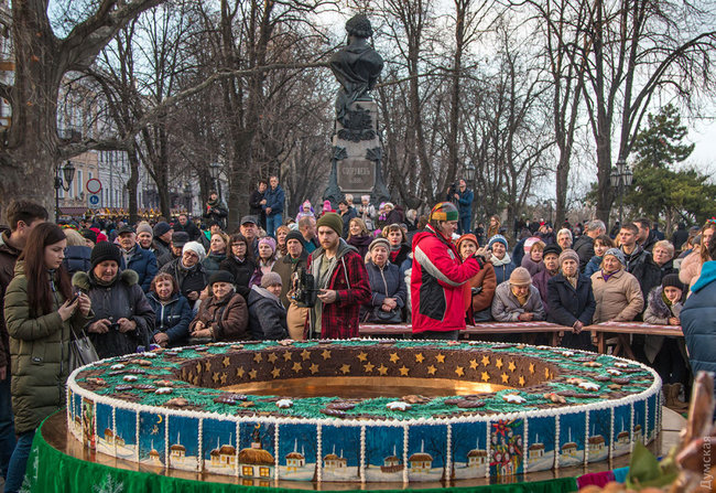 В Одессе приготовили гигантский торт-калач со сценами из произведений Гоголя 01