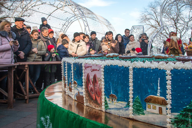 В Одессе приготовили гигантский торт-калач со сценами из произведений Гоголя 02
