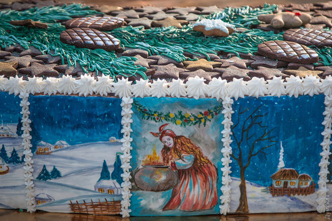 В Одессе приготовили гигантский торт-калач со сценами из произведений Гоголя 03