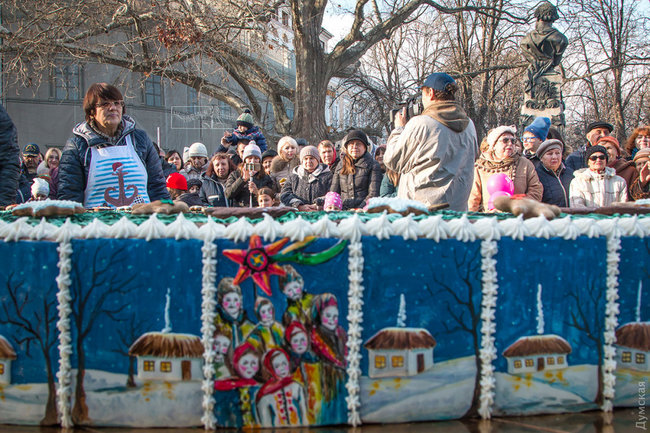 В Одессе приготовили гигантский торт-калач со сценами из произведений Гоголя 04