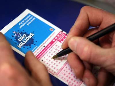 57-летняя британка, выигравшая 4 млн фунтов в лотерею, отказалась делиться с детьми