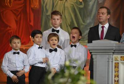 Соцсети смеются над забавными фотками Медведева с Рождественской службы