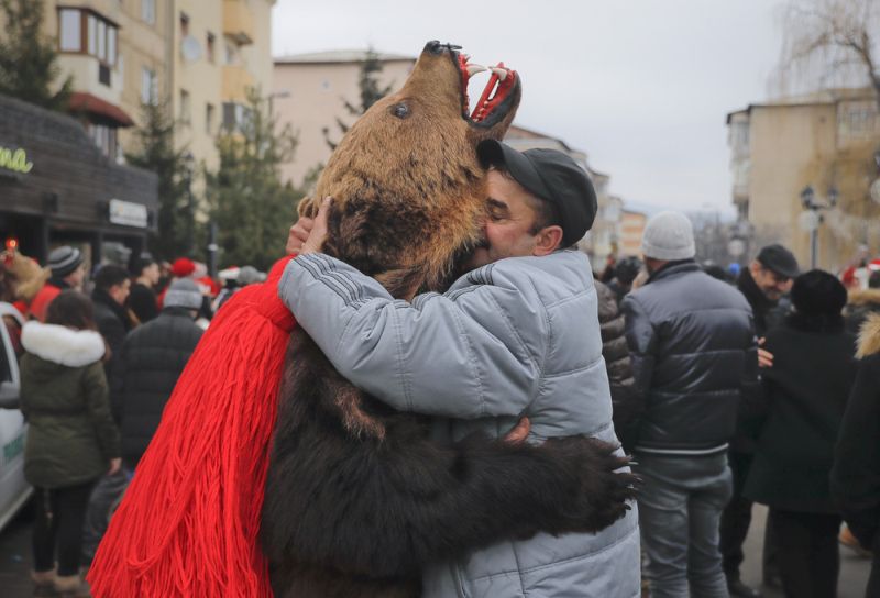 Румынский новогодний обряд с толпой медведей