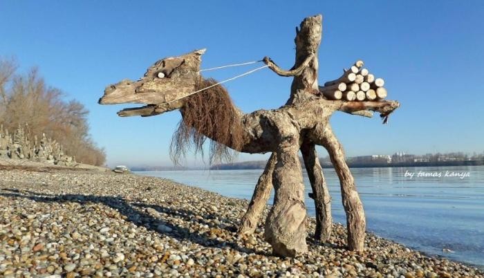 Скульптуры из коряг, выброшенных на берег