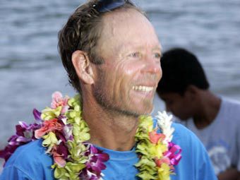 Житель Гавайских островов проплыл стоя на каноэ 480 километров
