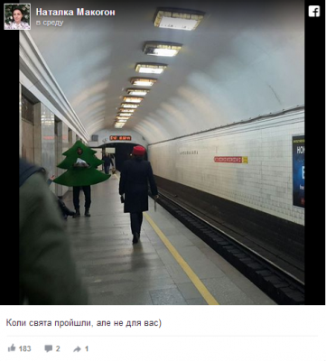 Пассажирам киевского метро поднял настроение "человек-елка"