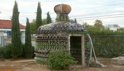 Украинец построил уникальную дачу из пустых бутылок. Фото