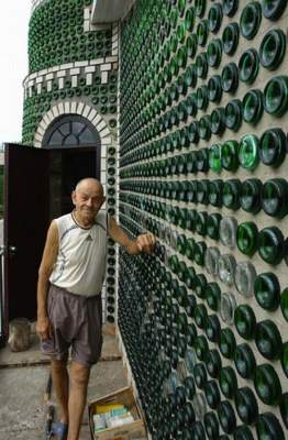 Украинец построил уникальную дачу из пустых бутылок. Фото