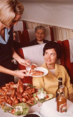 Авиакомпания показала, чем кормили пассажиров в середине ХХ века. Фото