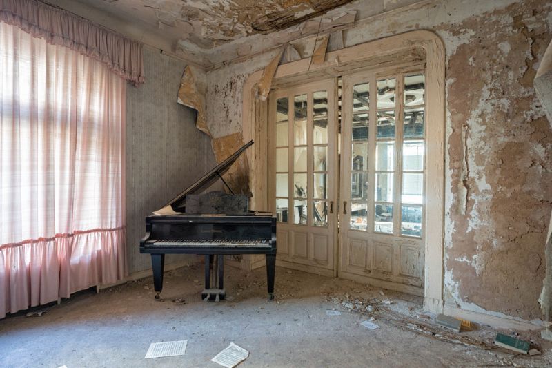 Заброшенные фортепиано и рояли со всего мира