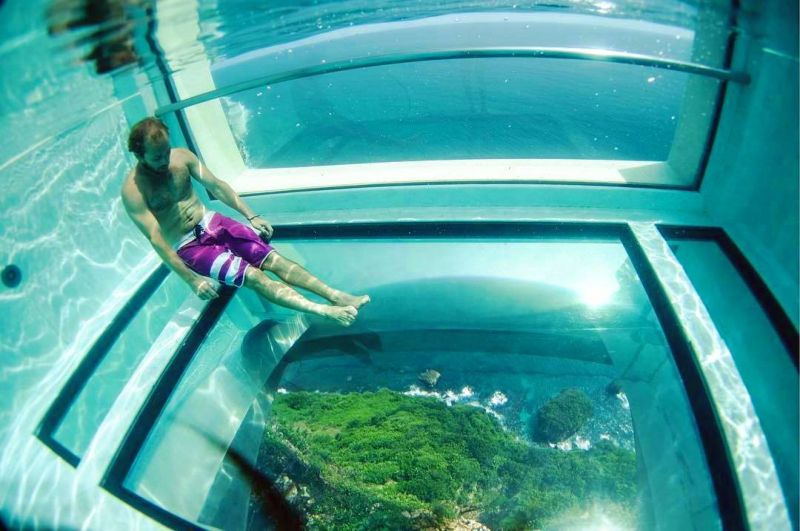 Бассейн со стеклянным дном на 150-метровой высоте