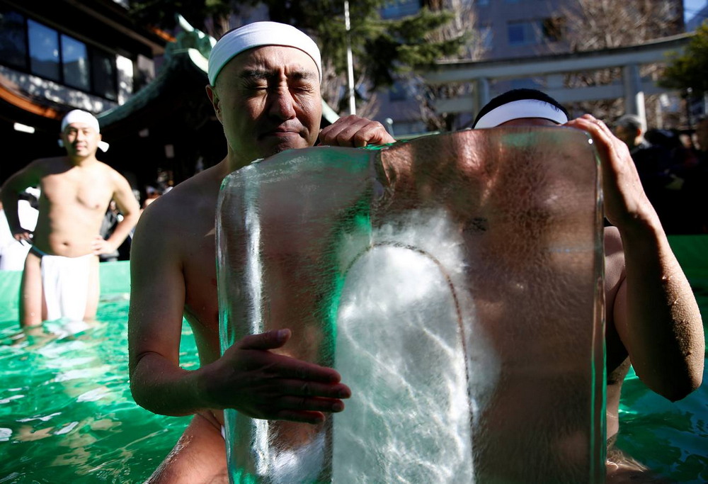 Традиционное купание в холодной воде в Японии
