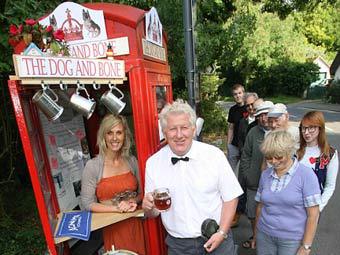 Жители английской деревни открыли паб в телефонной будке