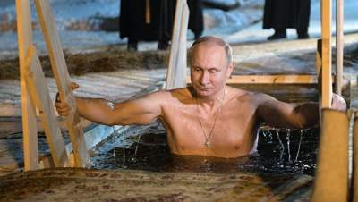 В Сети высмеяли Путина, решившего «поискать дно» в проруби