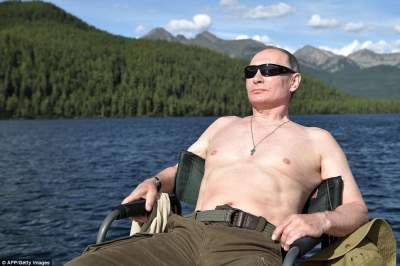 Соцсети потешаются над странными нарядами Путина