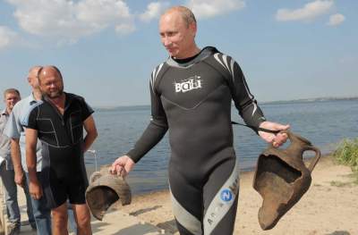 Соцсети потешаются над странными нарядами Путина