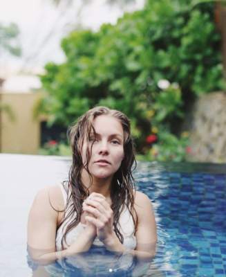 Алена Шоптенко устроила фотосет в бассейне