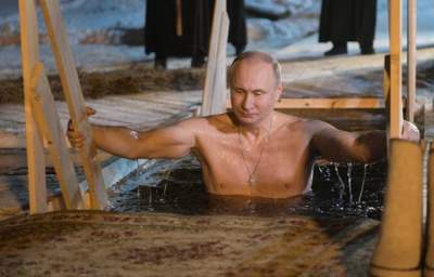 А прорубь-то ненастоящая: соцсети смеются над постановочным фото Путина
