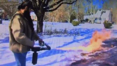 Смешно до слез: американец необычным способом борется со снегом
