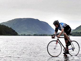 Британский подросток проехал по озеру на велосипеде