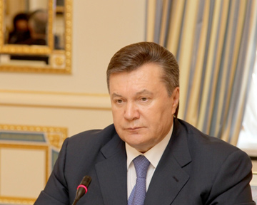 Янукович требует завершить установку счетчиков людям