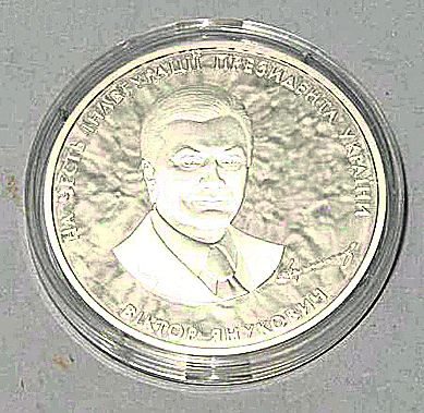 Янукович раздаст медалей на миллион