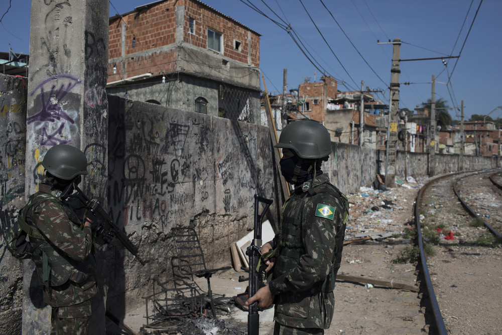 Военные и борьба с преступностью в трущобе Рио-де-Жанейро