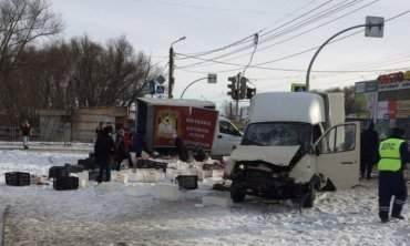 "Божьи одуванчики": российские старушки растащили пельмени из угодившего в ДТП грузовика