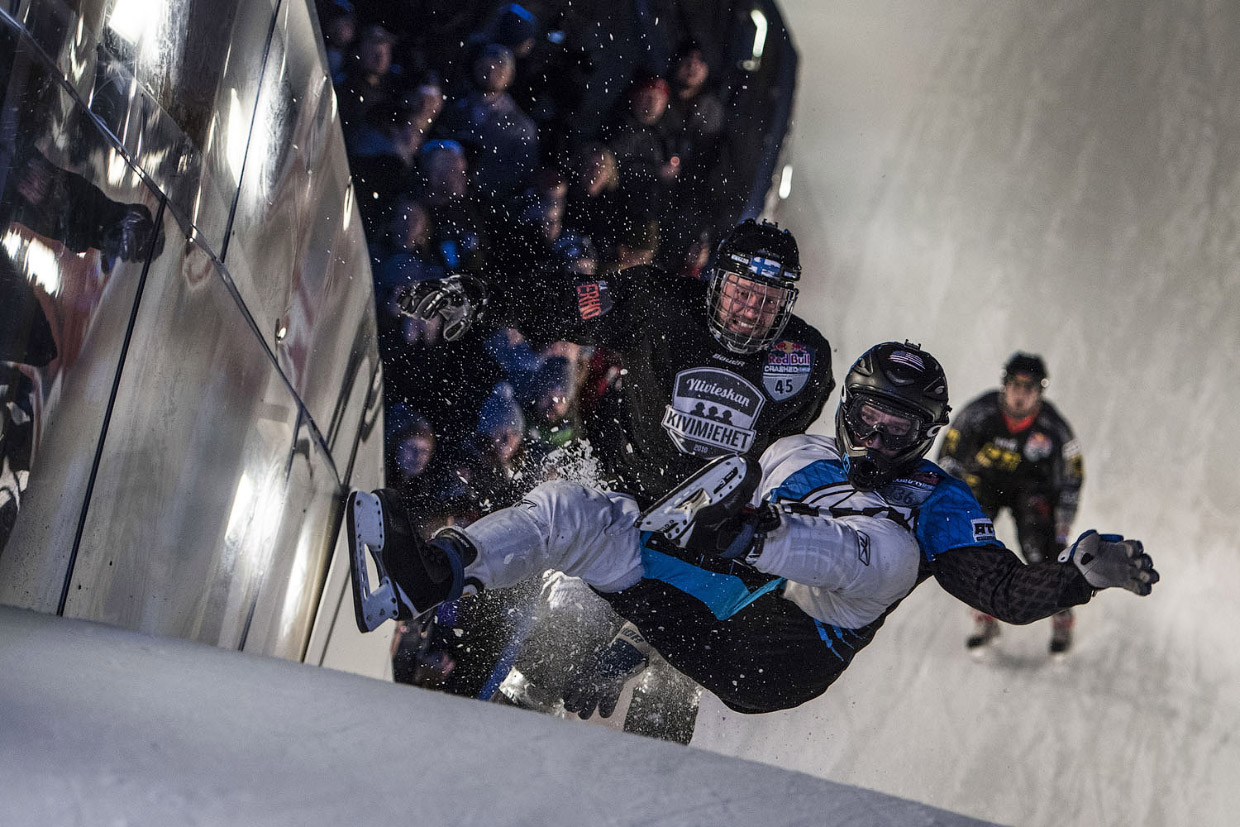 Айс кросс. Ice Cross Downhill. Скоростной спуск на коньках по ледяному желобу. Ice Cross Downhill трасса. Безумные соревнования.