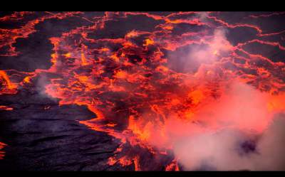 Фотограф рискнул жизнью ради этих снимков активного вулкана. Фото