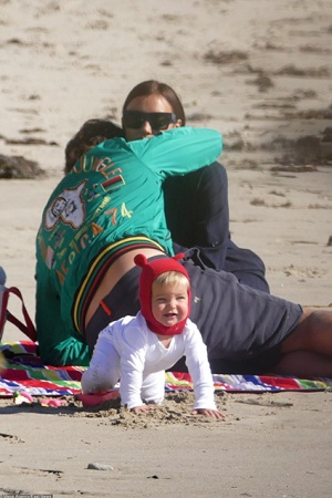 Брэдли Купер и Ирина Шейк с дочкой провели время на пляже