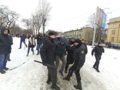 Во Львове возле цирка произошли стычки активистов с полицией. Видео