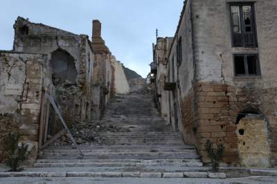 Итальянский город, полностью разрушенный землетрясением. Фото